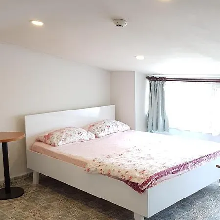 מלון דירות Erasmus House *