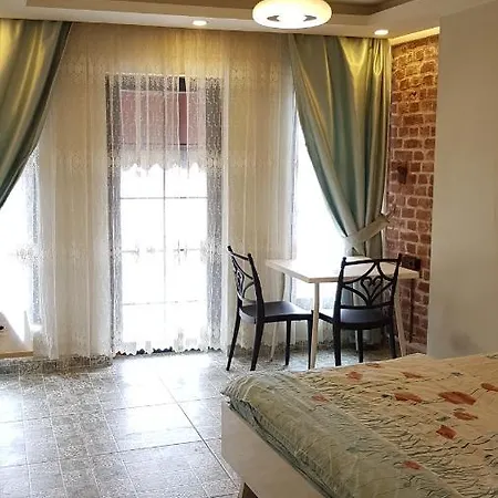 Erasmus House Aparthotel